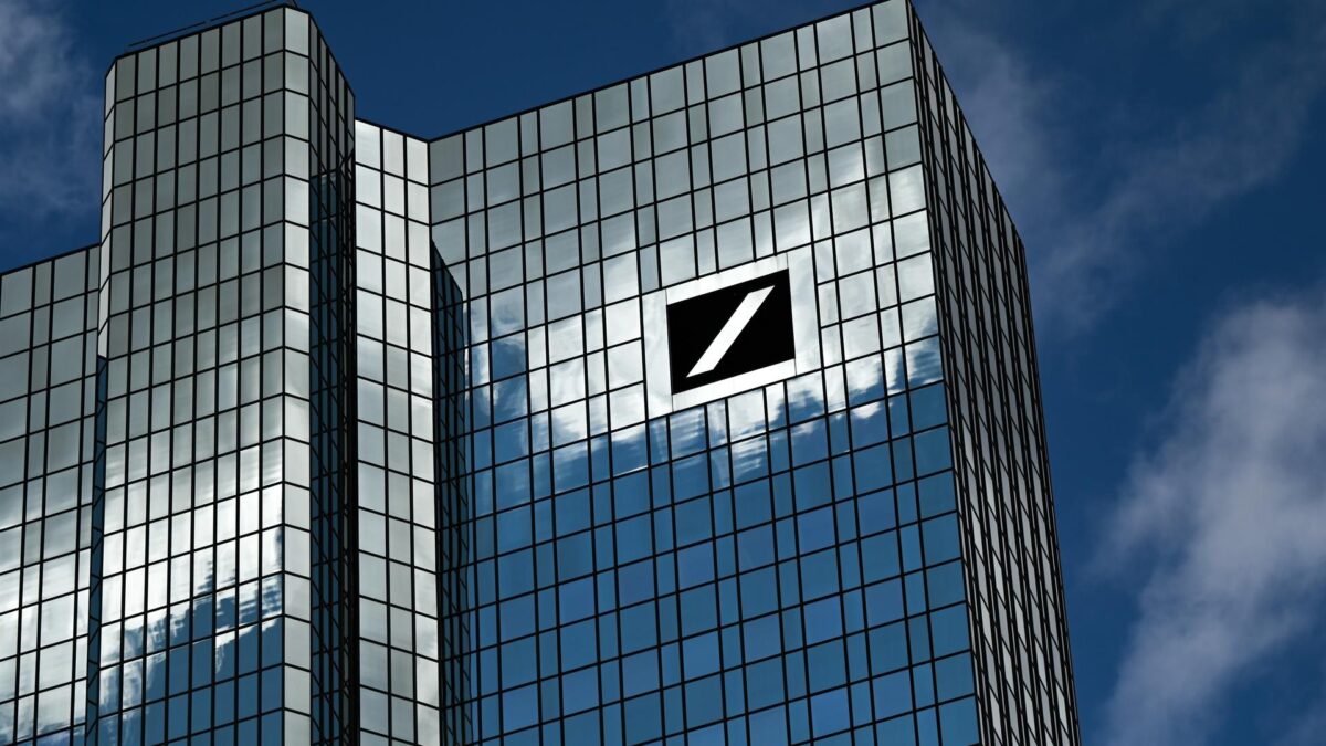 Deutsche Bank logra en 2021 su mayor beneficio en una década