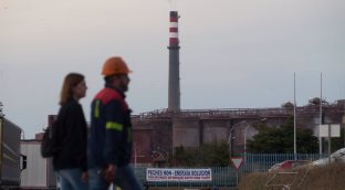 Galicia favorecerá la tramitación de parques eólicos que suministren energía a Alcoa