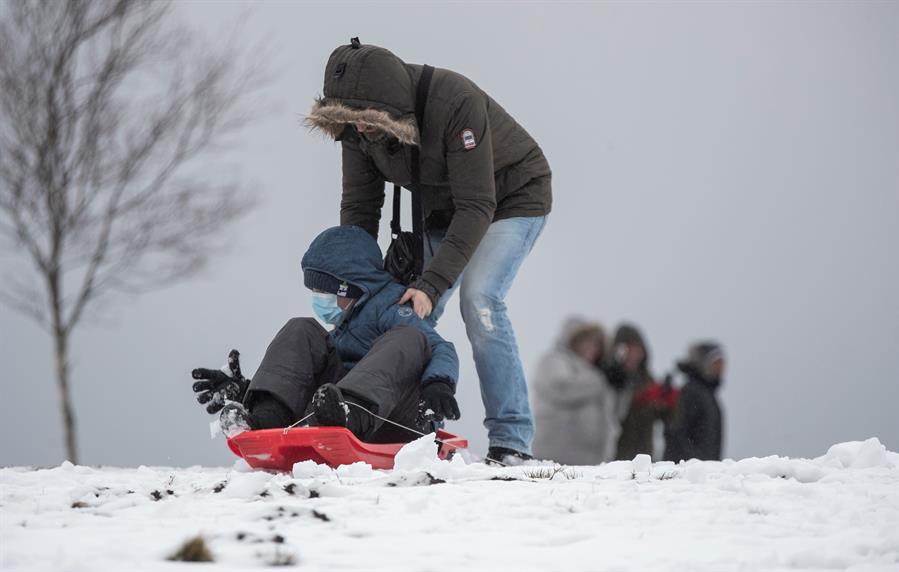 Un total de 14 provincias estarán hoy en riesgo por olas, viento, frío y nieve