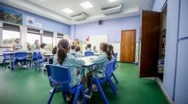 Madrid y Andalucía eliminan las cuarentenas de aulas, pese a que Sanidad las mantiene