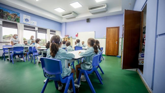 Madrid y Andalucía eliminan las cuarentenas de aulas, pese a que Sanidad las mantiene