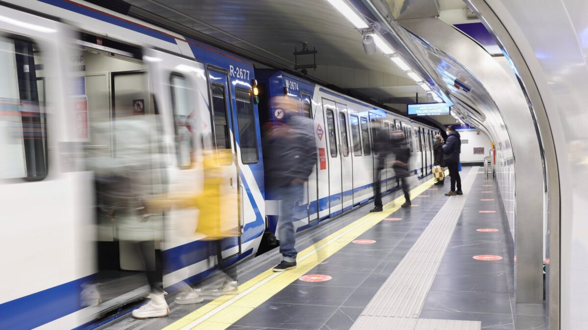 Atracan con unas tijeras a un hombre en silla de ruedas en el Metro de Madrid