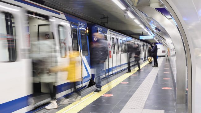 Atracan con unas tijeras a un hombre en silla de ruedas en el Metro de Madrid