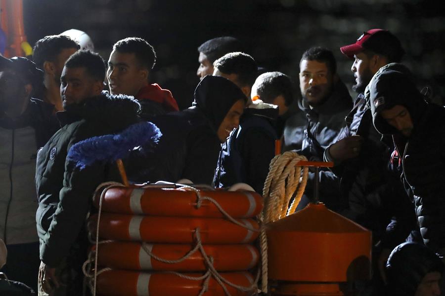 Salvamento rescata a 295 inmigrantes en seis pateras este sábado en Canarias