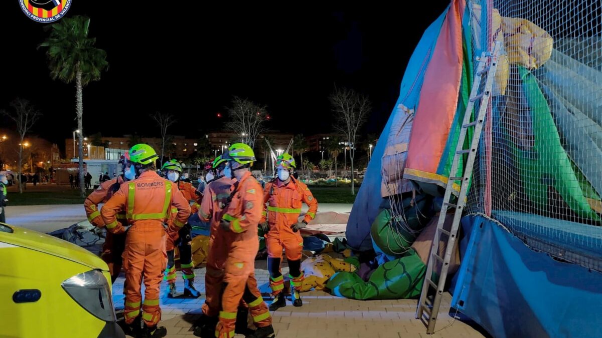 Muere una niña de ocho años al levantarse por el viento un castillo hinchable en Mislata (Valencia)