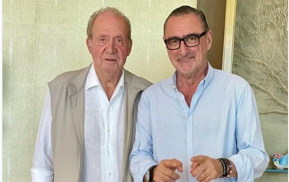 Carlos Herrera viaja a Abu Dabi para reunirse con don Juan Carlos (y la imagen se vuelve viral)