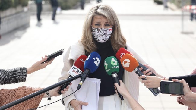 Yolanda Díaz dice que sería «surrealista» que Garzón dimitiera y recuerda que ha apoyado a ministros del PSOE atacados
