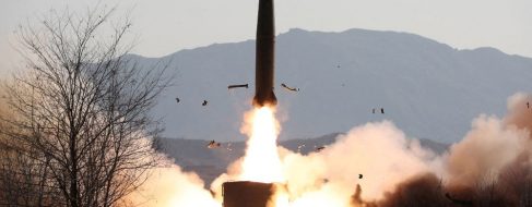 Corea del Norte dispara al mar de Japón su primer misil de medio alcance en casi cinco años