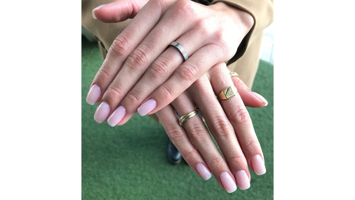 Manicura en tonos nude (Santum)