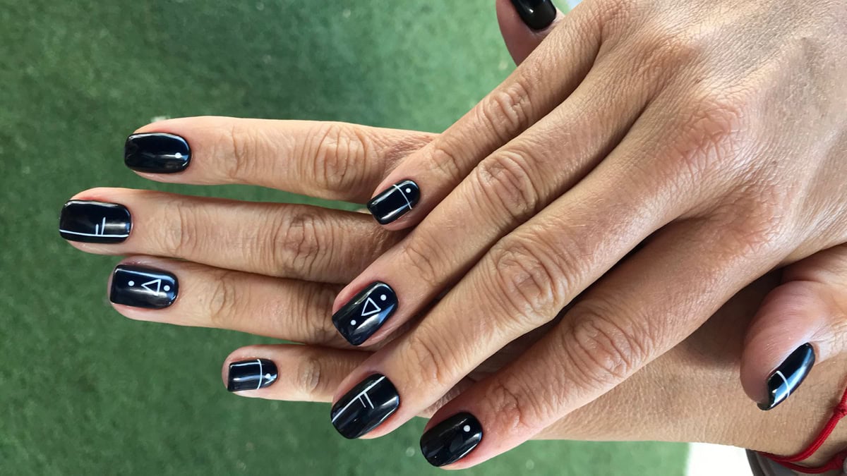 Manicura con diseños geométricos (Santum)