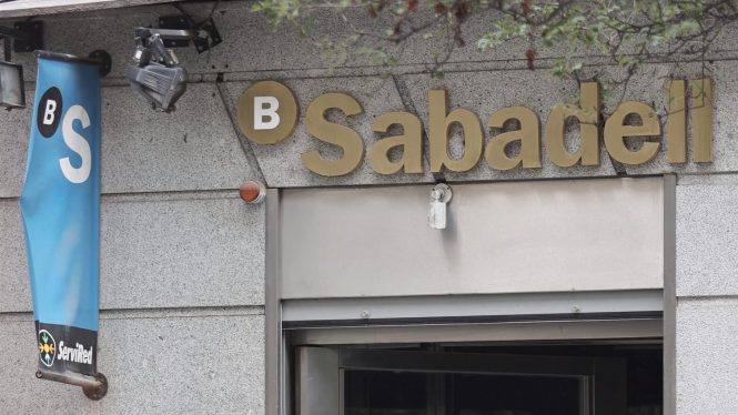 Unos 1.100 empleados afectados por el ERE de Sabadell dejarán el banco entre el 31 de enero y el 31 de marzo