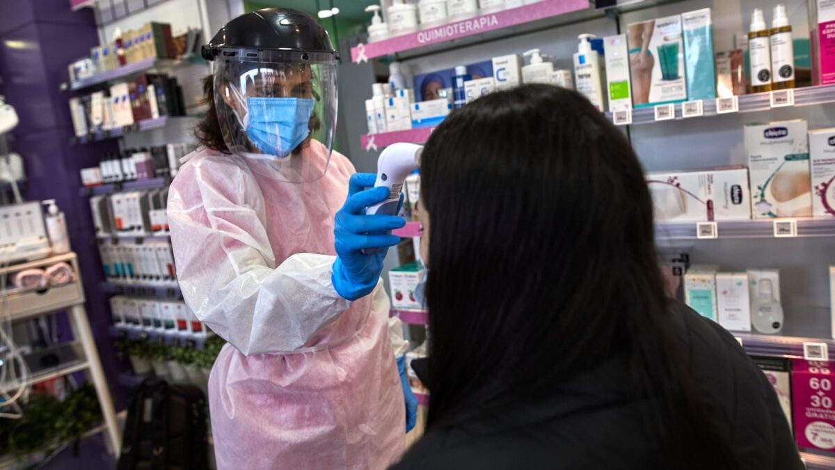 Las farmacias catalanas podrán notificar los casos de covid para aliviar la presión en la sanidad