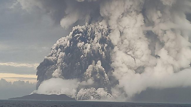 Por qué la erupción volcánica en Tonga ha sido tan violenta (y qué podría ocurrir ahora)