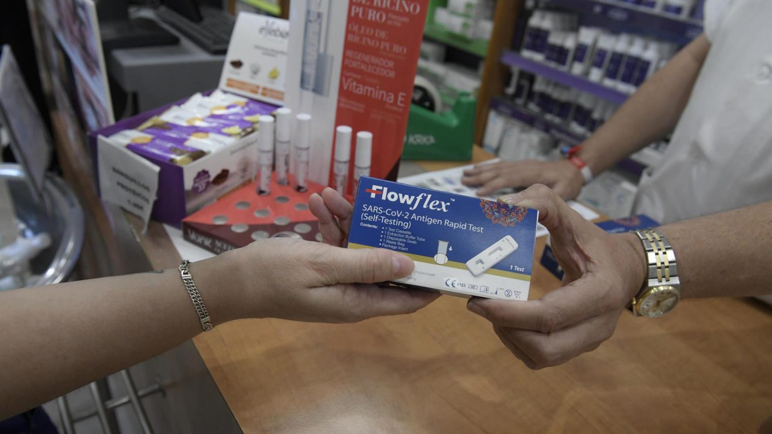 El Gobierno fija en 2,94 euros el precio máximo de los test de antígenos en farmacias