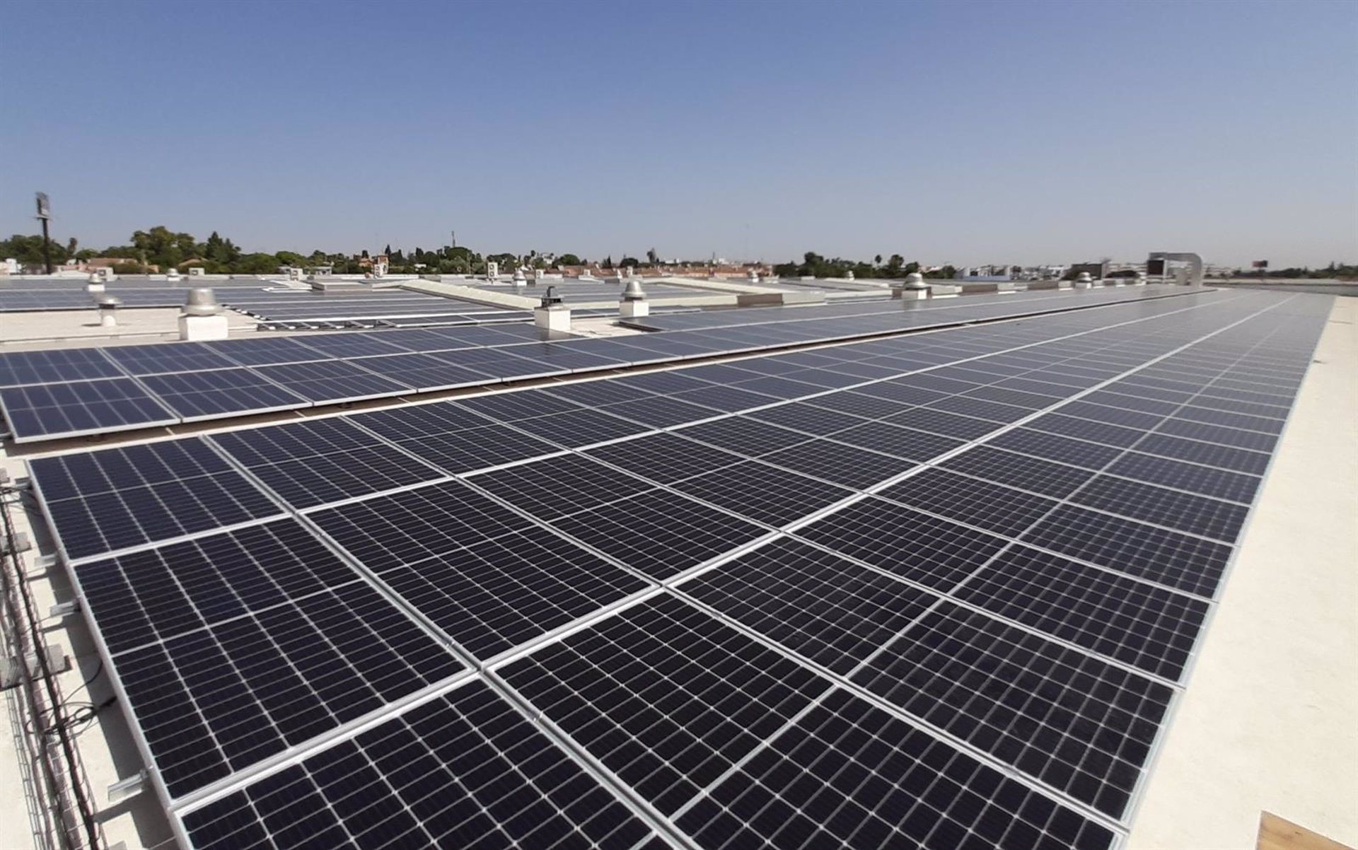 Telefónica España comenzará a vender paneles solares junto a Repsol antes del verano