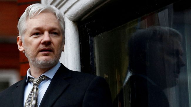 Un tribunal británico permite a Assange recurrir su extradición a EEUU