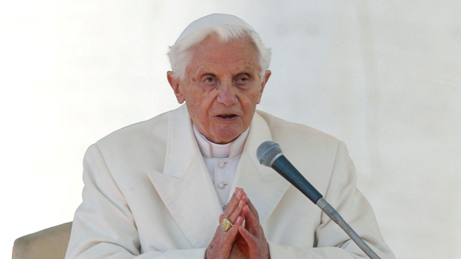 Benedicto XVI admite haber estado en una reunión sobre un sacerdote acusado de abusos