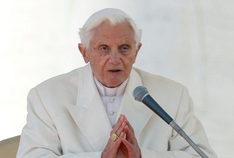 Benedicto XVI admite haber estado en una reunión sobre un sacerdote acusado de abusos