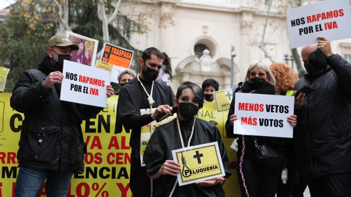 El Constitucional admite el recurso de amparo del PP contra el veto del Gobierno a la bajada del IVA de las peluquerías