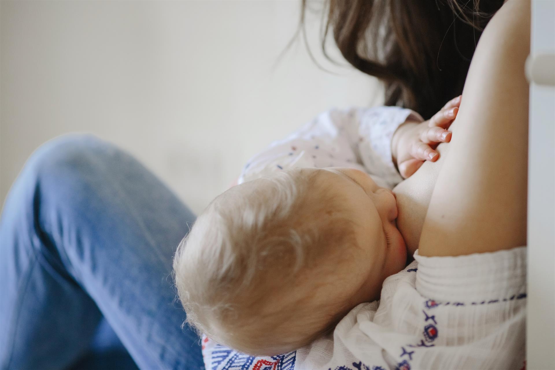 Las mujeres vacunadas contra la covid-19  transmiten anticuerpos a los bebés amamantados, según un estudio