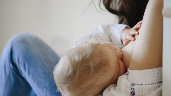 Las mujeres vacunadas contra la covid-19  transmiten anticuerpos a los bebés amamantados, según un estudio