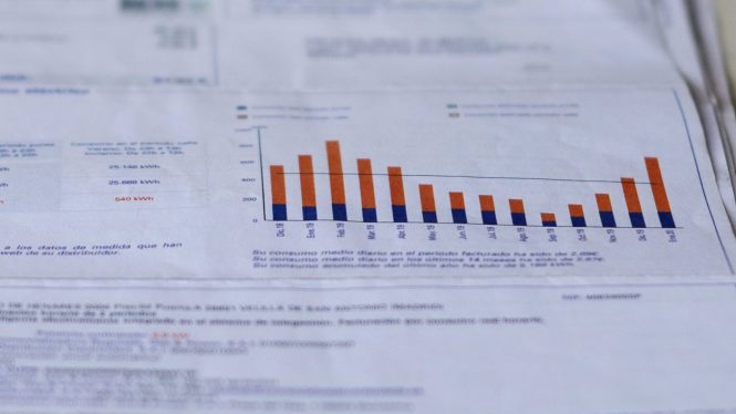 El precio de la luz caerá un 10,5% este jueves y bajará de los 200 euros/MWh