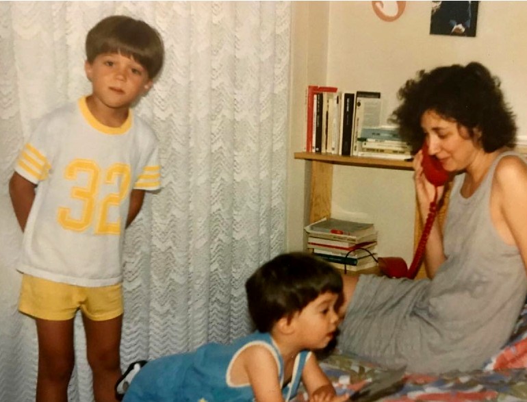 Íñigo Errejón con su madre y su hermano