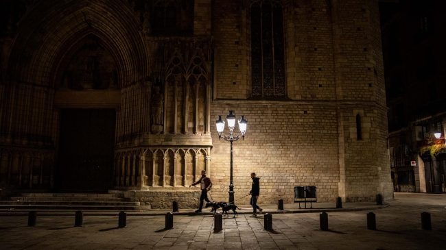 La Justicia avala prorrogar el toque de queda dos semanas más en Cataluña
