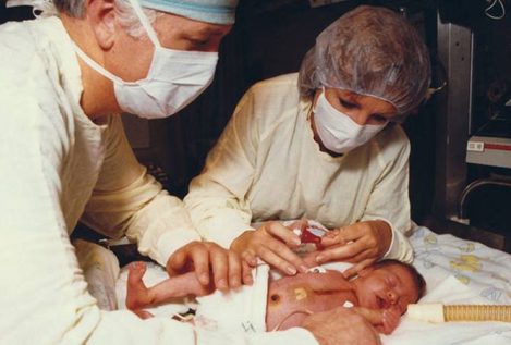 De la bebé con corazón de mono, a la mujer con hígado de cabra: la esperanza de los xenotrasplantes se reaviva