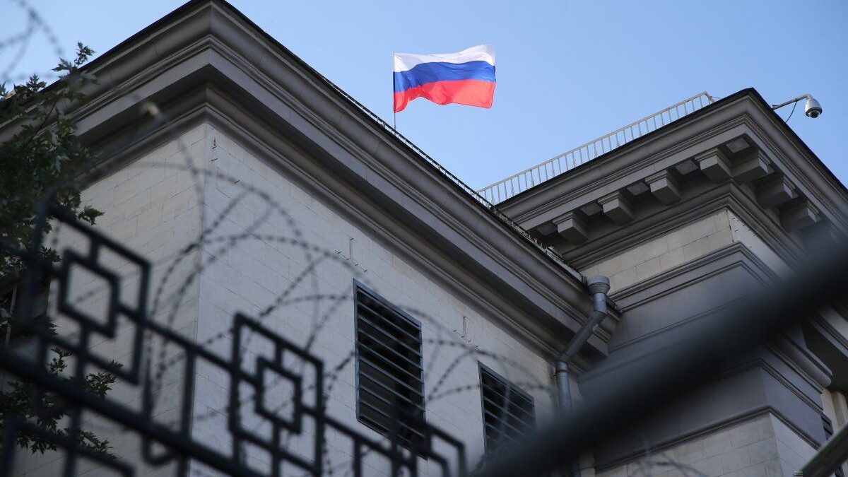 Rusia estaría retirando a personal diplomático de sus consulados en Ucrania, según ‘The New York Times’