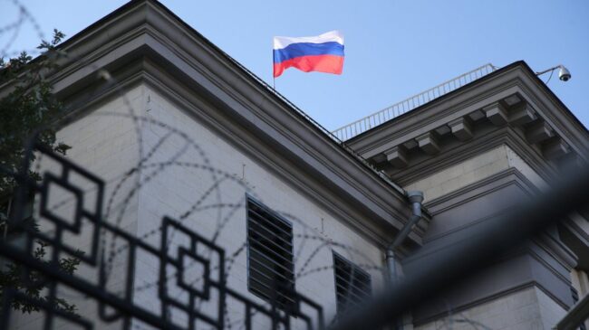 Rusia estaría retirando a personal diplomático de sus consulados en Ucrania, según 'The New York Times'