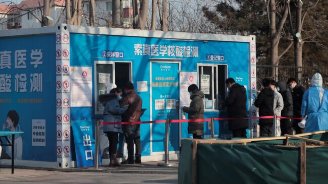 Pekín aumenta los controles de entrada a la ciudad tras detectar un caso de ómicron