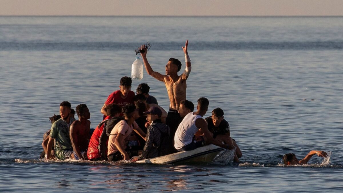Rescatados más de 400 inmigrantes en pateras y barcazas en los últimos dos días