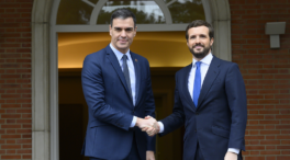 Sánchez y Casado se intercambian mensajes de apoyo ante el positivo del líder del PP
