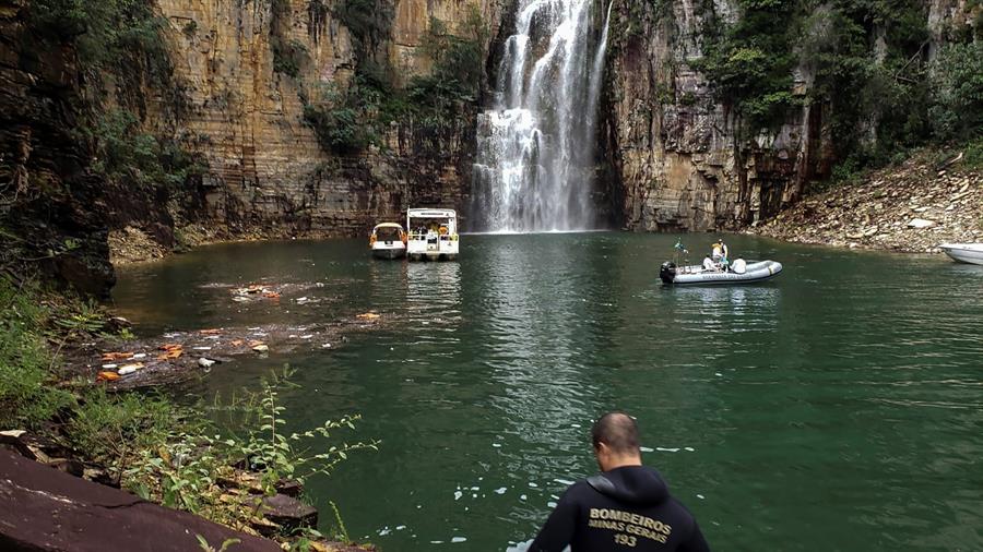 Varios fallecidos tras desprenderse una inmensa roca en un lago en Brasil