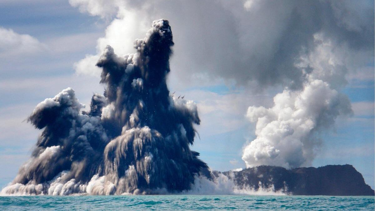 (VÍDEO) La brutal erupción del volcán de Tonga: así se vio desde el espacio una de las más potentes en tres décadas