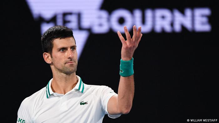 Djokovic gana la batalla judicial contra su deportación de Australia y vuelve a entrenar en la Rod Laver Arena