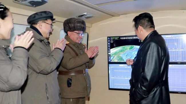 Corea del Norte afirma haber testado un misil hipersónico en presencia de Kim Jong-un