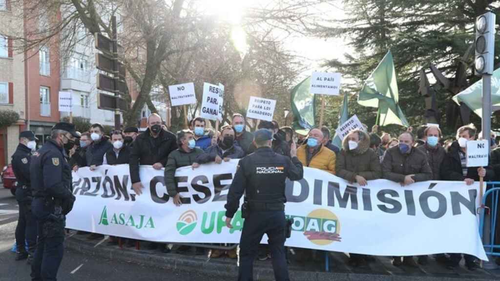 (VÍDEO) Agricultores y ganaderos reciben a Sánchez con gritos y abucheos en Palencia