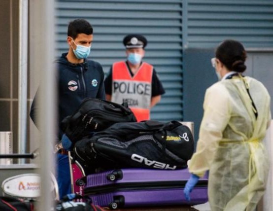 Así fue la odisea de casi 8 horas de Djokovic en el control de aduanas en Australia