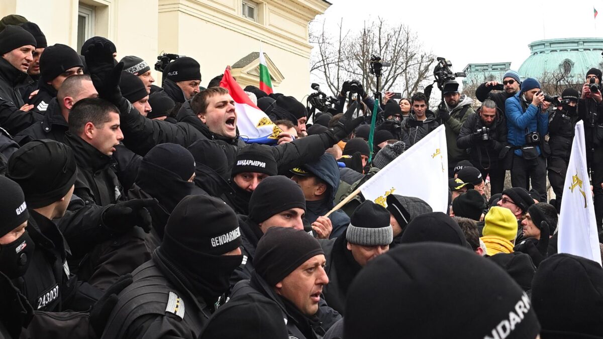 (VÍDEO) Manifestantes contra el pasaporte covid tratan de asaltar el Parlamento búlgaro