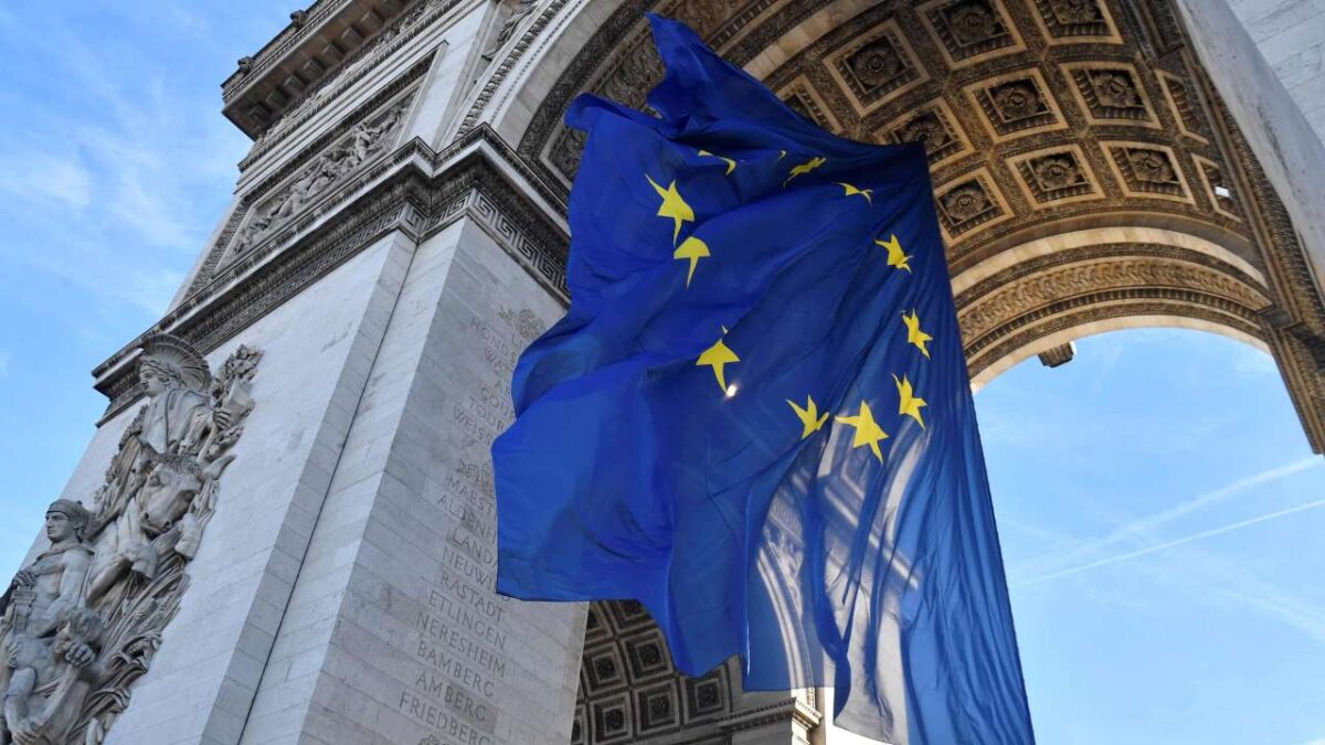 Polémica en Francia por la sustitución de la bandera tricolor por la de la UE en el Arco del Triunfo