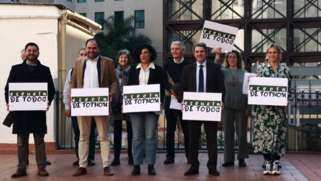 Los defensores del bilingüismo en las aulas se citan en Valencia para apoyar a los profesores
