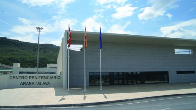 Los 84 presos de ETA en cárceles vascas son tratados "sin distinciones" con el resto de internos