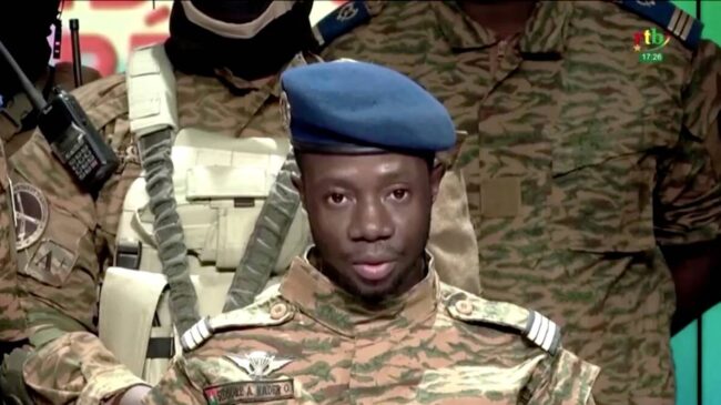 (VÍDEO) Los militares confirman el golpe de Estado en Burkina Faso y deponen a Kaboré