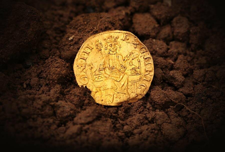 Encuentran por casualidad una rara moneda de oro del siglo XIII en Inglaterra