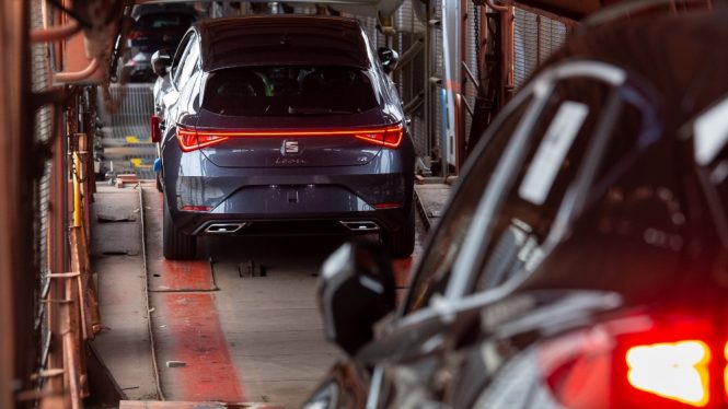 Las ventas de coches se hunden un 32% frente a niveles prepandemia