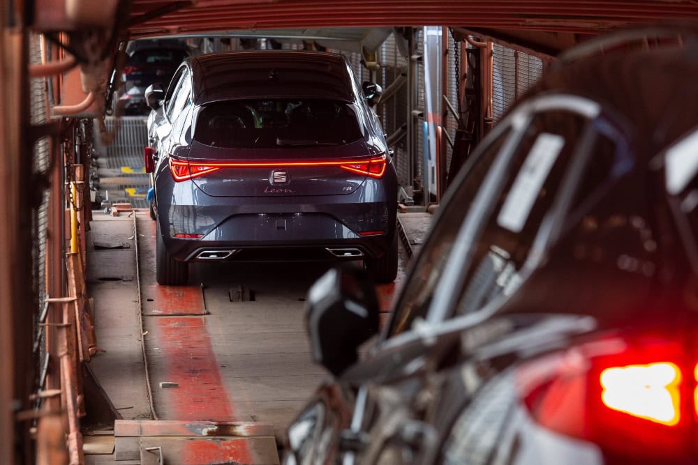 Las ventas de coches se hunden un 32% frente a niveles prepandemia por la falta de chips