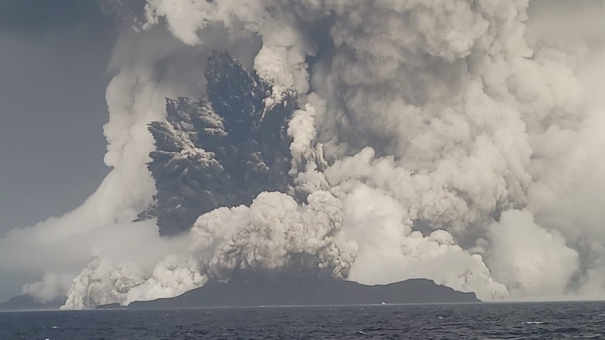 (VÍDEO) Tsunami en Tonga: la erupción de un volcán submarino pone a toda la isla en alerta con grandes olas e inundaciones