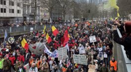 (VÍDEO) Disturbios en una manifestación multitudinaria en Bruselas contra el pasaporte covid